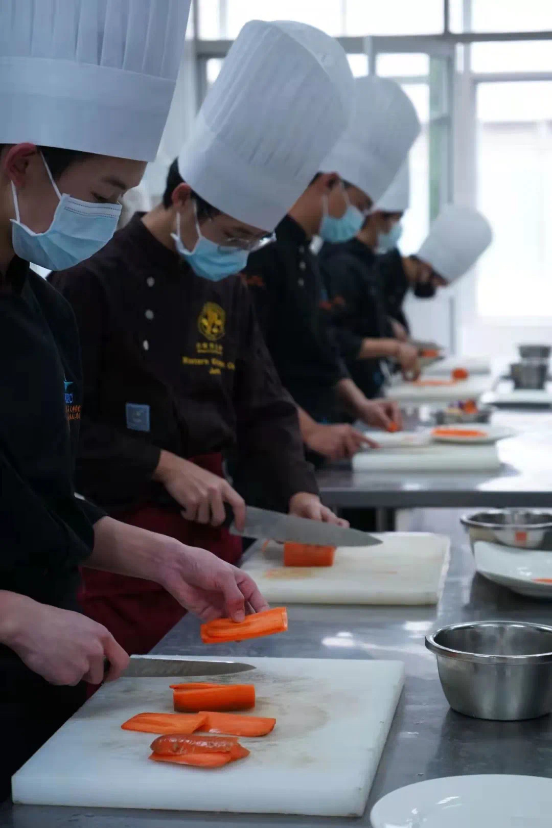 西餐学子专注认真训练基本功.jpg 西餐学子专注认真训练基本功.jpg