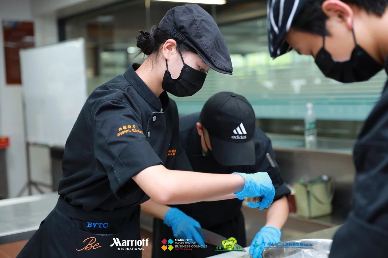 西餐学子在进行西餐烹饪技术课程工学一体实践.jpg 西餐学子在进行西餐烹饪技术课程工学一体实践.jpg