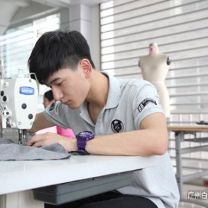 李浩栋，服装设计与制作专业毕业