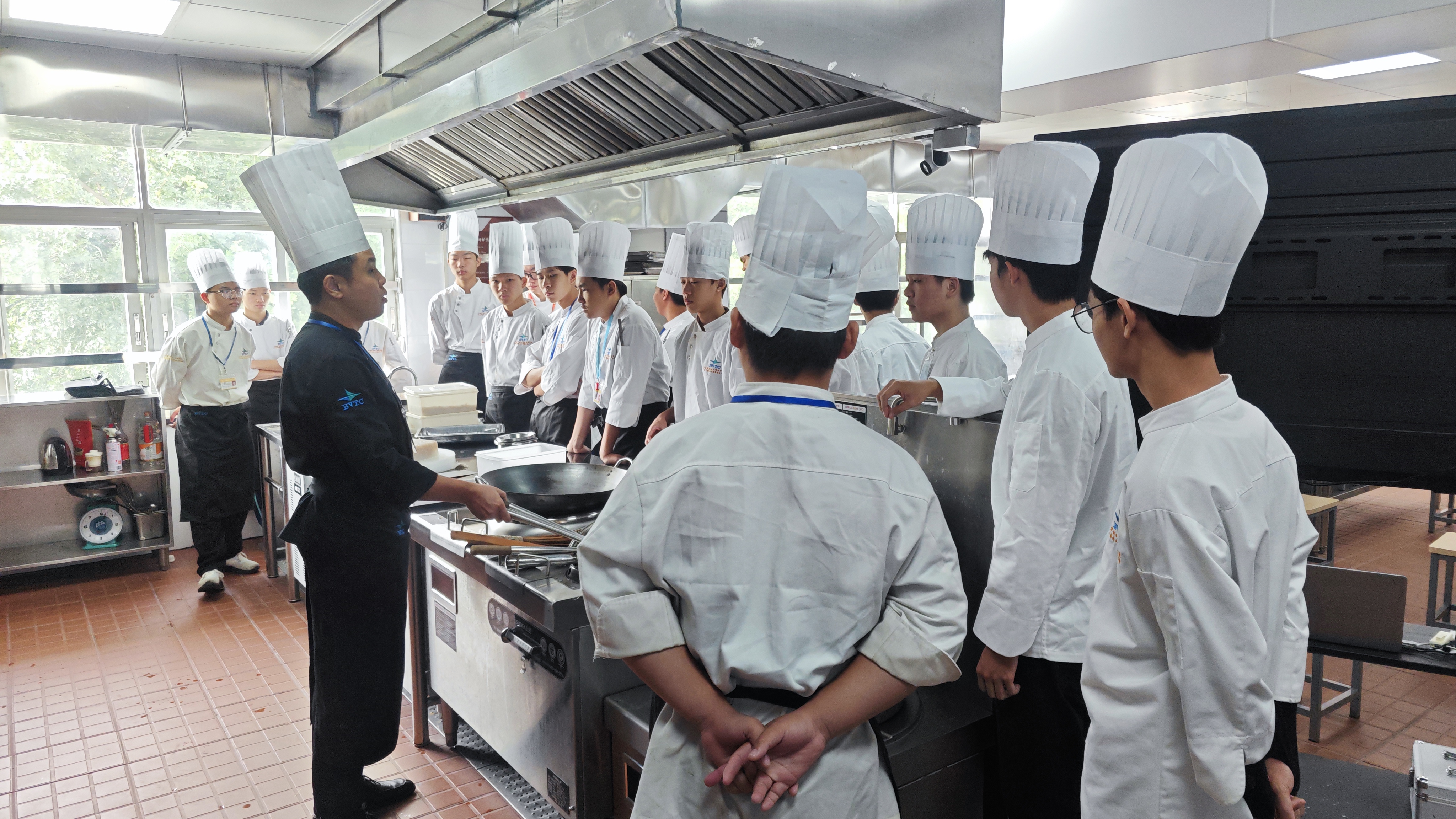 工学一体的烹饪课堂——教师给学生布置本次课任务.jpg 工学一体的烹饪课堂——教师给学生布置本次课任务.jpg