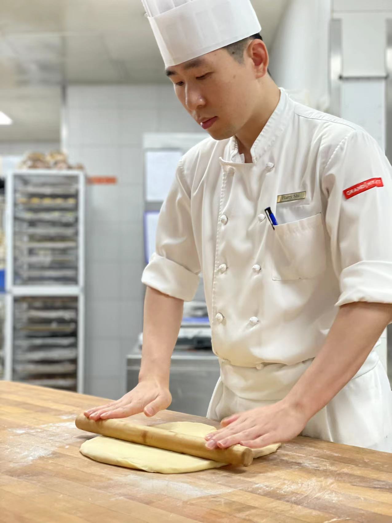 6-施业通 12级西餐技术与经营管理专业 高技-广州富力君悦大酒店-饼房副厨师长.jpg 6-施业通 12级西餐技术与经营管理专业 高技-广州富力君悦大酒店-饼房副厨师长.jpg